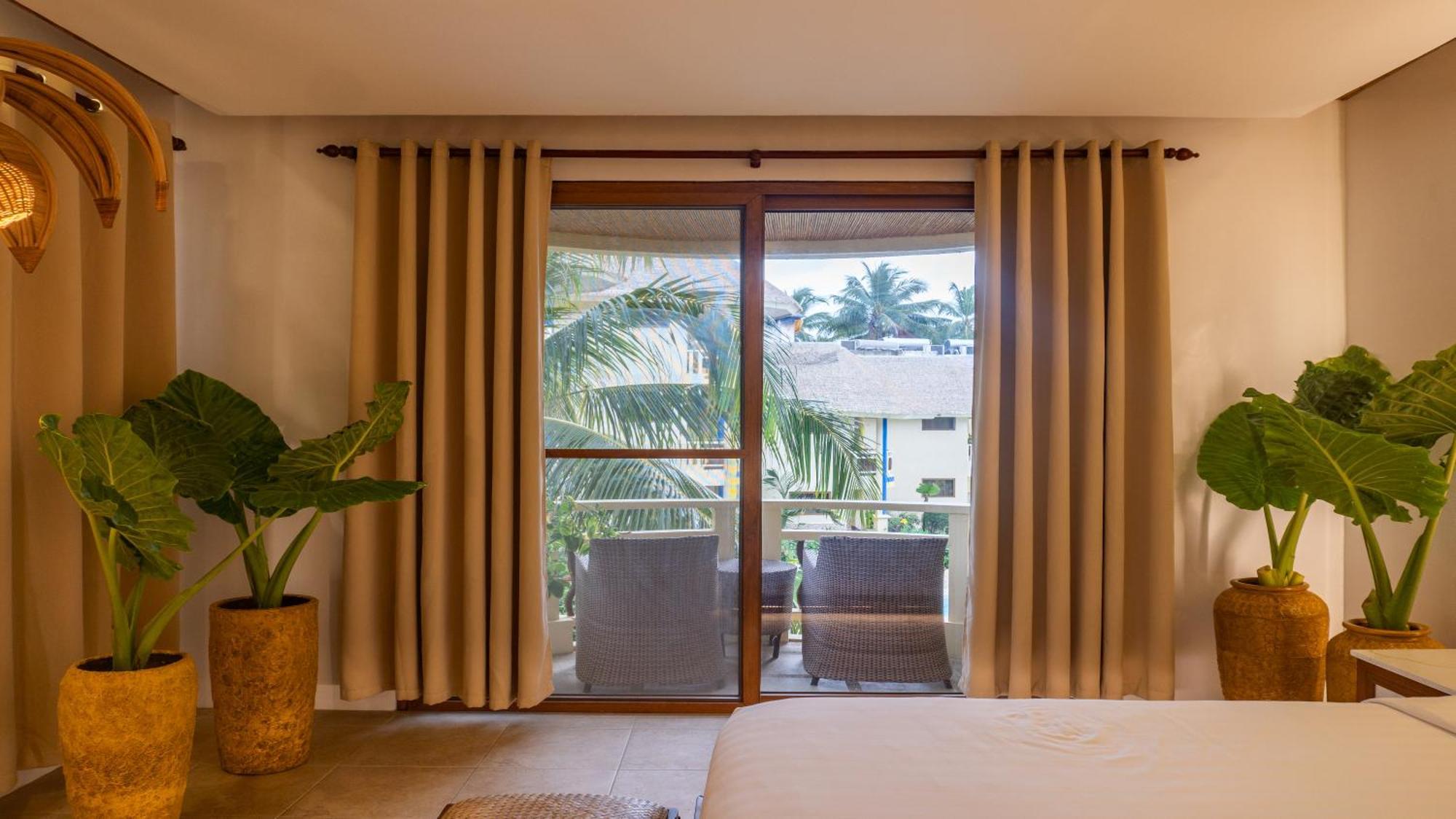 Ambassador In Paradise Balabag  Exterior foto A sliding door