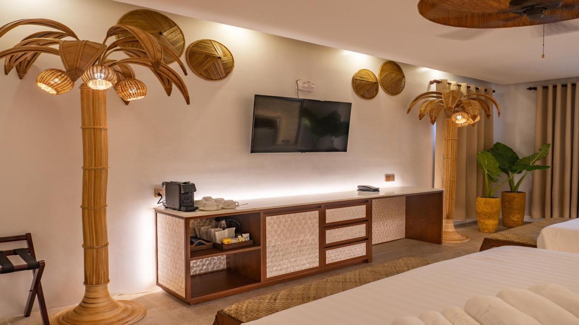 Ambassador In Paradise Balabag  Exterior foto A room at the resort